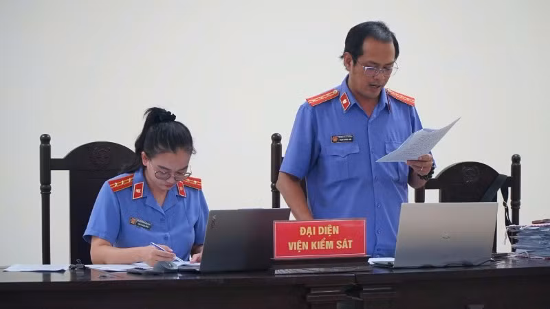 Đại diện Viện Kiểm sát nhân dân tỉnh Đắk Lắk đọc bản luận tội tại phiên tòa.