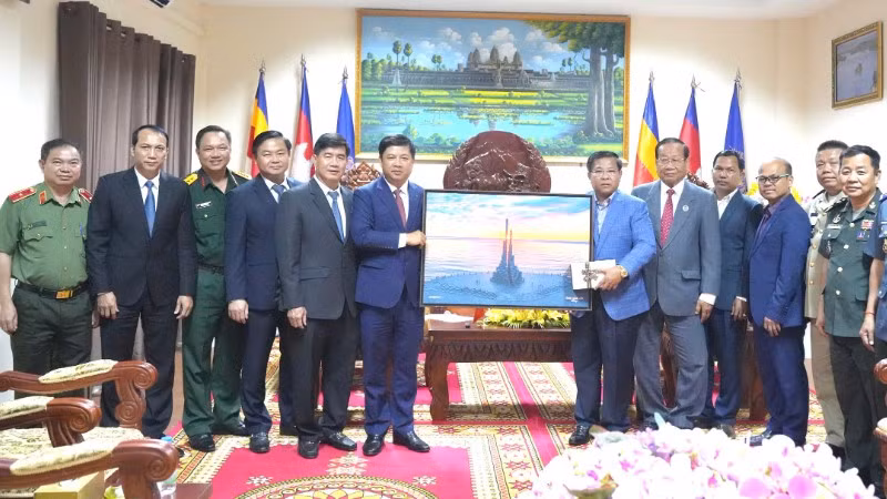 Bí thư Tỉnh ủy Đắk Lắk Lương Nguyễn Minh Triết và đoàn công tác tặng quà lưu niệm lãnh đạo tỉnh Mondulkiri, Vương quốc Campuchia.