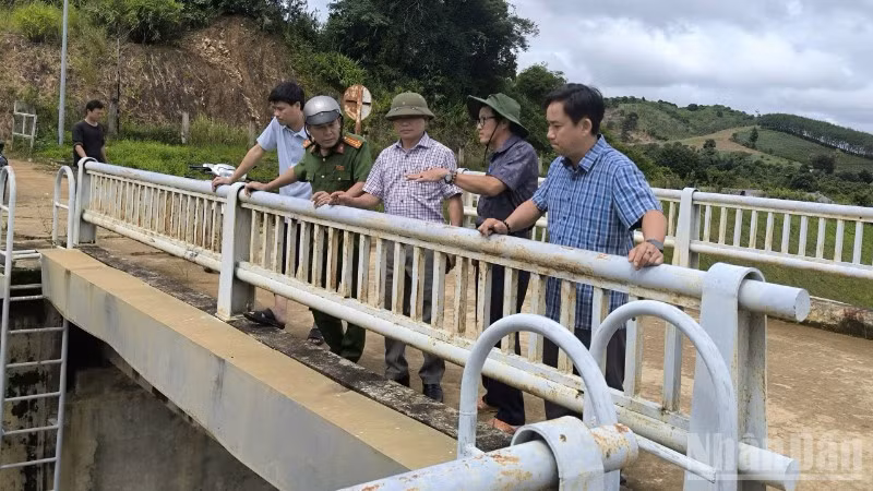 Lãnh đạo Giám đốc Công ty trách nhiệm hữu hạn một thành viên quản lý công trình thủy lợi Đắk Lắk phối hợp các ngành chức năng kiểm tra các hồ đập, công trình thủy lợi trên địa bàn xã Ea Ô.