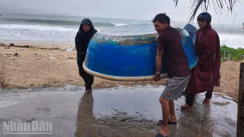 Cán bộ, chiến sĩ Đồn Biên phòng Xuân Đài khẩn trương giúp dân di chuyển phương tiện vào khu vực an toàn.