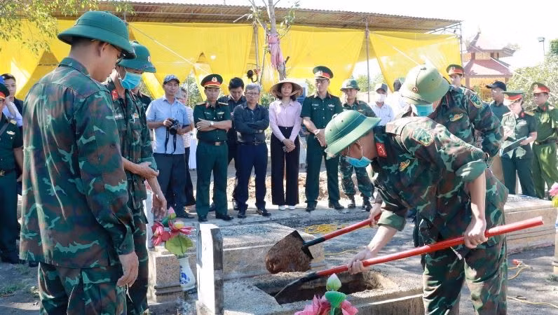Ban chỉ đạo 515 thành phố Huế và phường Phong Điền tổ chức lấy mẫu, bàn giao mẫu và số hóa thông tin hài cốt liệt sĩ trên địa bàn. (Ảnh: LÊ SÁU).
