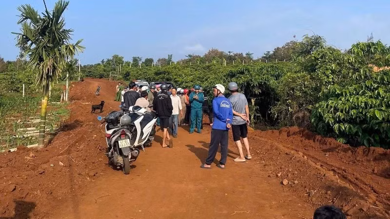 Lực lượng chức năng phát hiện thi thể cháu H. dưới một giếng nước nằm trong rẫy cà-phê trên địa bàn xã.