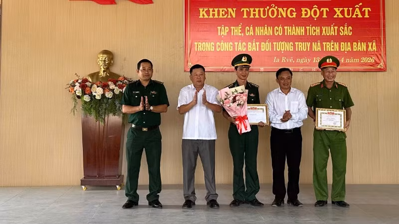 Đồng chí Nguyễn Huy Tiến, Bí Thư Đảng ủy xã và đồng chí Nguyễn Văn Hoa, Chủ tịch Ủy ban nhân dân xã Ia Rvê tặng giấy khen cho các tập thể đạt thành tích xuất sắc.