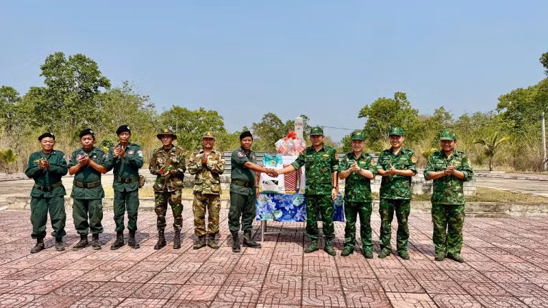 Đồn Biên phòng Ia Rvê chúc Tết và tặng quà lực lượng bảo vệ biên giới Campuchia.