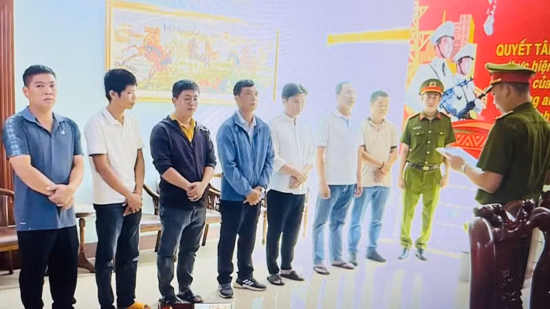 Phòng Cảnh sát Kinh tế, Công an tỉnh Đắk Lắk thi hành quyết định khởi tố vụ án, khởi tố các bị can để điều tra về các hành vi “nhận hối lộ” và “đưa hối lộ”.