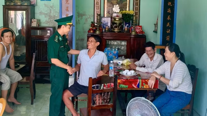 Cán bộ, chiến sĩ Đồn Biên phòng Xuân Đài đến thăm ông Trần Ngọc Thạch.