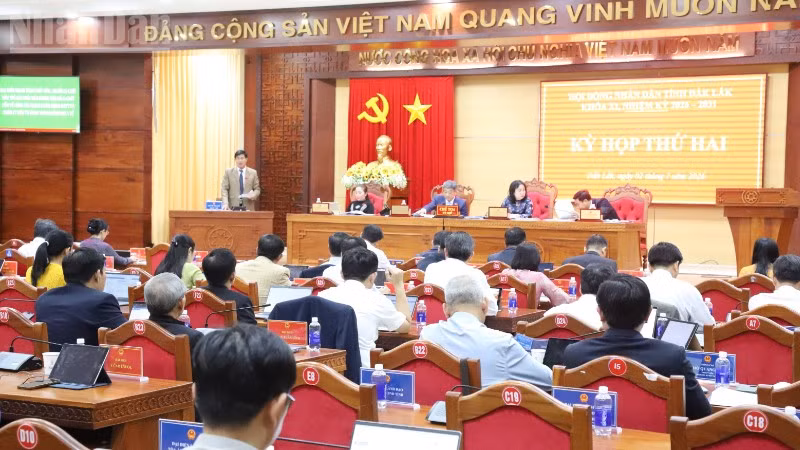 Phó Chủ tịch Ủy ban nhân dân tỉnh Đắk Lắk Nguyễn Thiên Văn trả lời chất vấn của đại biểu Hội đồng nhân dân tỉnh tại kỳ họp.