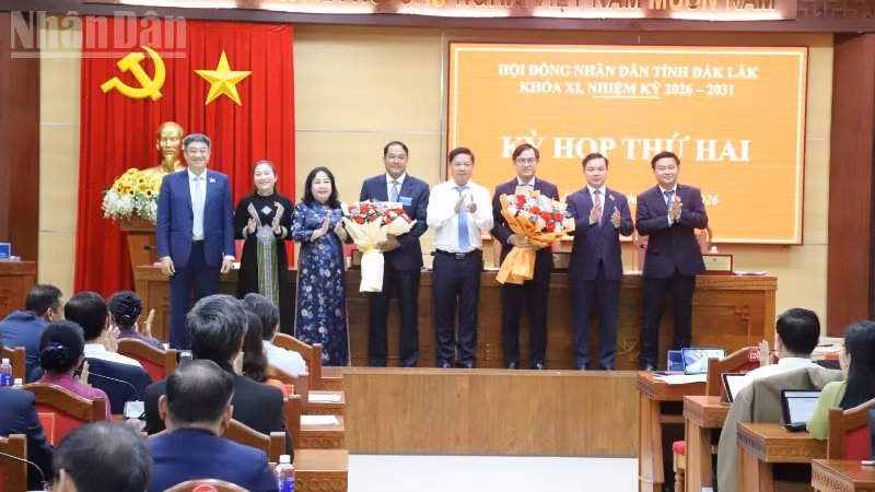 Các đồng chí lãnh đạo Tỉnh ủy, Hội đồng nhân dân, Ủy ban nhân dân, Ủy ban Mặt trận Tổ quốc Việt Nam tỉnh Đắk Lắk tặng hoa chúc mừng đồng chí Y Nhuân Byă và đồng chí Hồ Quang Đệ.