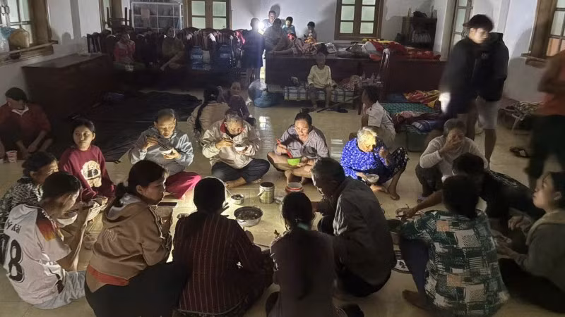 Người dân xã Xuân Cảnh quây quần dùng bữa tối tại Doanh trại Đồn Biên phòng Xuân Hòa trong thời gian trú tránh bão số 13.
