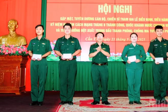 Đại tá Hà Huy Trường, Phó Chính ủy Bộ đội Biên phòng thành phố Cần Thơ, tặng quà động viên cán bộ, chiến sĩ tham gia nhiệm vụ A80.
