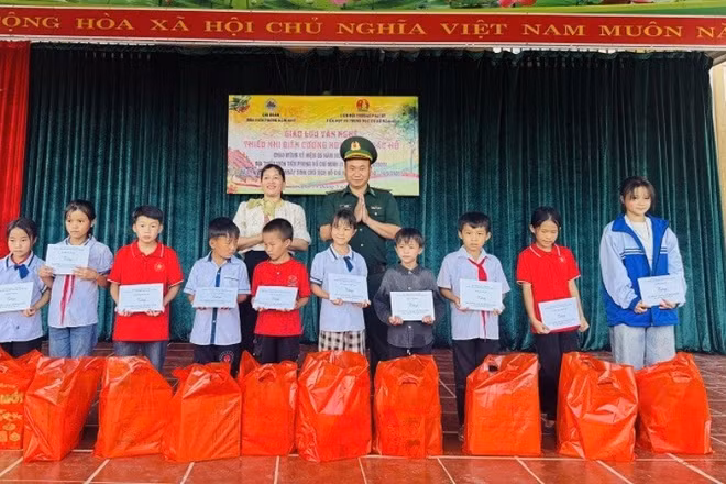 Cán bộ Đồn Biên phòng Nậm Nhừ trao 10 suất học bổng tặng 10 học sinh hoàn cảnh khó khăn nỗ lực vươn lên.