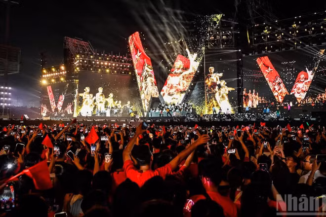 Concert quốc gia "Tổ quốc trong tim" do Báo Nhân Dân phối hợp Ủy ban nhân dân thành phố Hà Nội và SunBright tổ chức ngày 10/8/2025 thu hút hơn 50 nghìn khán giả. (Ảnh: THÀNH ĐẠT)