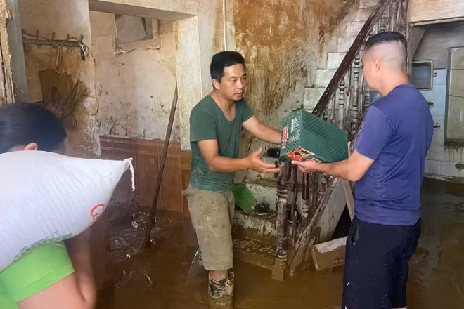 Người dân các tỉnh miền bắc nhận thực phẩm hỗ trợ sau đợt lũ lụt.