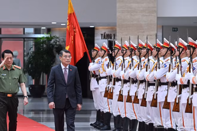 Thủ tướng Lê Minh Hưng duyệt đội danh dự. 