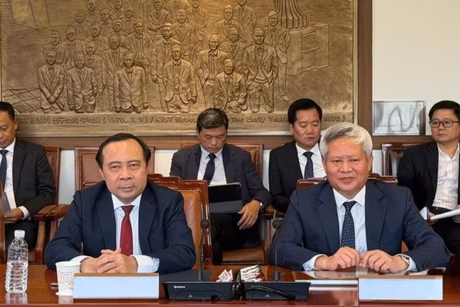 Bộ trưởng Vũ Hải Quân và Viện trưởng Viện Khoa học và Công nghệ Việt Nam-Hàn Quốc Vũ Đức Lợi tại buổi làm việc. (Ảnh: Bộ Khoa học và Công nghệ)