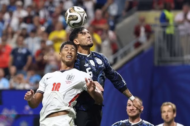 Trận bán kết Argentina (áo xanh) thắng Anh 2-1. (Ảnh: TÂN HOA XÃ)