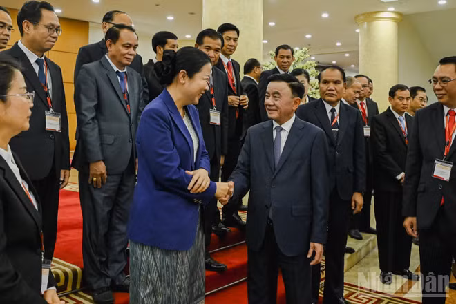 Thường trực Ban Bí thư Trần Cẩm Tú với đoàn cán bộ cấp cao Đảng Nhân dân Cách mạng Lào. (Ảnh: DUY LINH) 