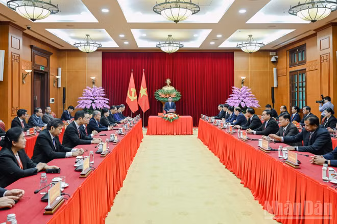 Thường trực Ban Bí thư Trần Cẩm Tú tiếp Đoàn cán bộ cấp cao Đảng Nhân dân Cách mạng Lào thăm và làm việc tại Việt Nam. (Ảnh: DUY LINH)