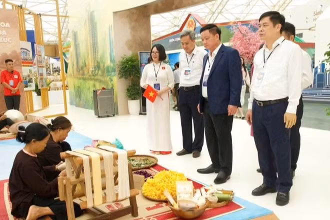 Sản phẩm OCOP của tỉnh Hưng Yên tham gia triển lãm tại Trung tâm Hội chợ triển lãm quốc gia, Hà Nội.