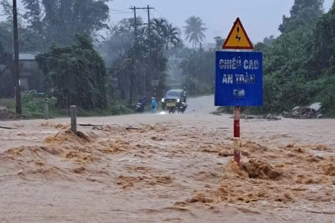 Áp thấp nhiệt đới đã suy yếu nhưng tình hình mưa lũ tại Quảng Trị vẫn diễn biến phức tạp. (Ảnh: H.M)