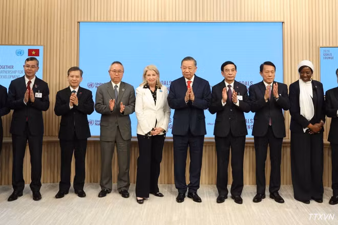 Tổng Bí thư, Chủ tịch nước Tô Lâm, Phó Tổng Thư ký Liên hợp quốc Amina Mohammed và các đại biểu chụp ảnh lưu niệm. (Ảnh: TTXVN)