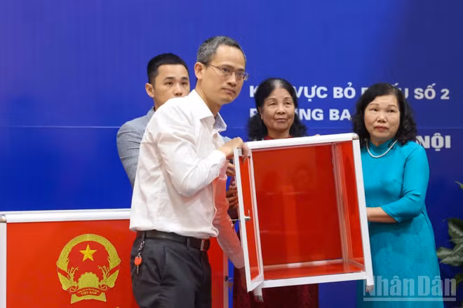 Hòm phiếu được kiểm tra công khai, bảo đảm đúng quy định, đúng pháp luật.