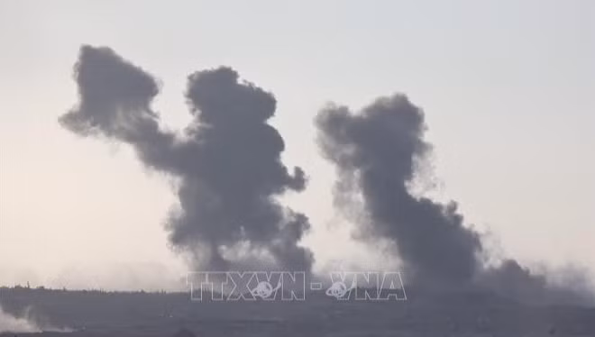 Khói bốc lên sau các cuộc không kích của Israel xuống Dải Gaza ngày 16/9/2025. (Ảnh tư liệu: THX/TTXVN)
