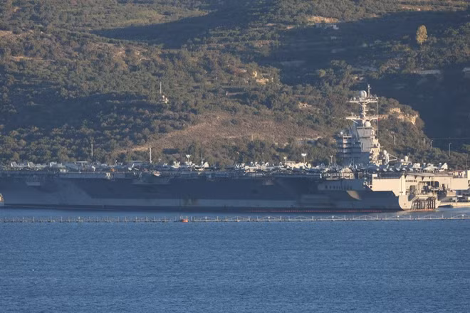Tàu sân bay USS Gerald R. Ford của Mỹ tại Vịnh Souda thuộc đảo Crete, Hy Lạp, ngày 24/2/2026. (Ảnh: Anadolu Agency/TTXVN)