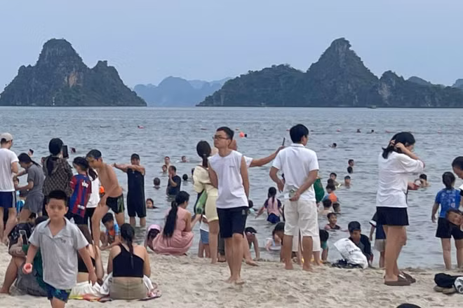Các chuyên gia khuyến cáo, việc giám sát trực tiếp của người lớn là yếu tố quyết định trong phòng ngừa đuối nước ở trẻ. (Ảnh minh họa)