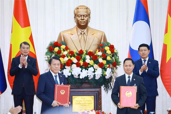 Thủ tướng Lê Minh Hưng và Thủ tướng Lào Saleumxay Kommasith chứng kiến trao Biên bản bàn giao hệ thống quản lý dân cư và căn cước công dân tại Lào giữa Bộ Công an Việt Nam và Bộ Công an Lào. (Ảnh: Dương Giang/TTXVN)