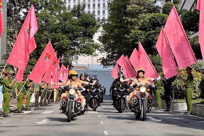 Các lực lượng Công an Thành phố Hồ Chí Minh trong một hoạt động ra quân trấn áp tội phạm.