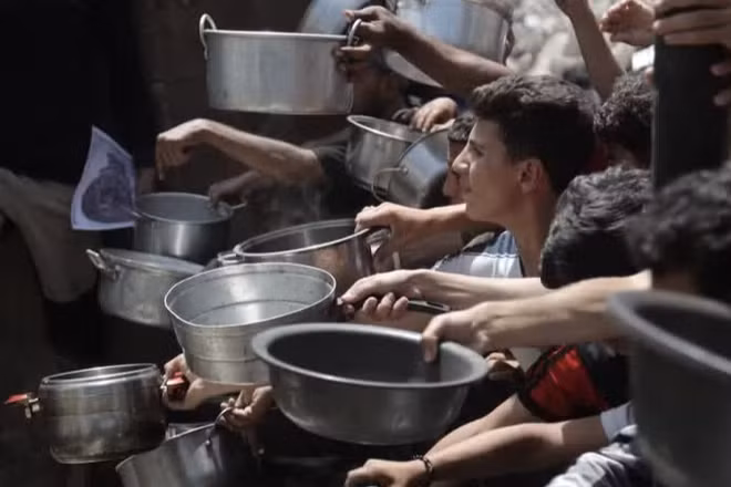 Người dân Palestine chờ được phát thực phẩm cứu trợ tại trại tị nạn Jabalia, Dải Gaza. (Ảnh: THX/TTXVN)