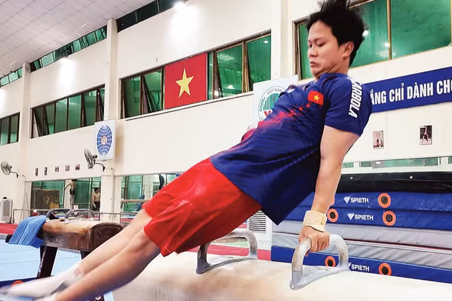 Vận động viên Nguyễn Văn Khánh Phong trong một buổi tập luyện cùng đội tuyển thể dục dụng cụ Việt Nam tại Trung tâm Đào tạo vận động viên cấp cao quốc gia Hà Nội.