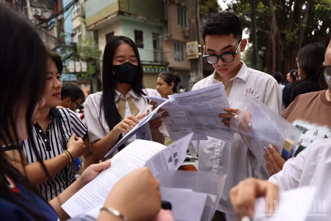Thí sinh ra khỏi điểm thi sau khi hoàn thành bài thi môn Toán tại kỳ thi tốt nghiệp THPT năm 2026 (Ảnh: ĐẠI THẮNG)