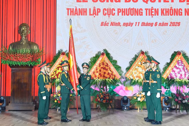 Đại tướng Phan Văn Giang trao Quân kỳ Quyết thắng cho Cục Phương tiện không người lái.