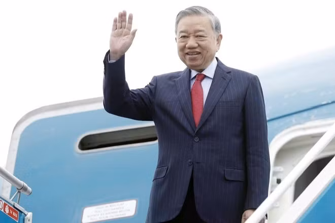 Tổng Bí thư Tô Lâm rời Hà Nội, lên đường tham dự cuộc họp khai mạc Hội đồng Hòa bình về Gaza. (Ảnh: Thống Nhất/TTXVN)