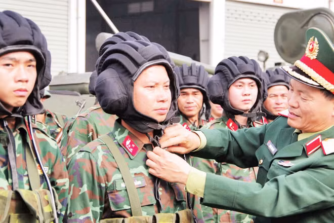 Kiểm tra tác phong trực sẵn sàng chiến đấu của cán bộ, chiến sĩ các kíp xe tăng Lữ đoàn 405, Quân khu 3. (Ảnh: QUANG KHÁNH)