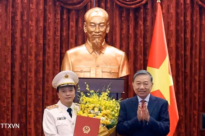 Tổng Bí thư, Chủ tịch nước Tô Lâm trao Quyết định thăng Quân hàm từ Trung tướng lên Thượng tướng đối với đồng chí Đặng Hồng Đức, Thứ trưởng Công an. (Ảnh: Thống Nhất/TTXVN)