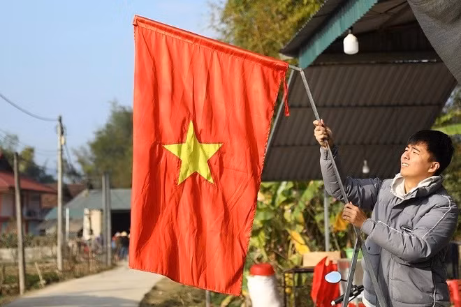 Trên từng con đường và từng mái nhà của người dân ở xã biên giới Thanh Nưa đều như đẹp hơn bởi hàng nghìn lá cờ Tổ quốc được treo trang trọng.