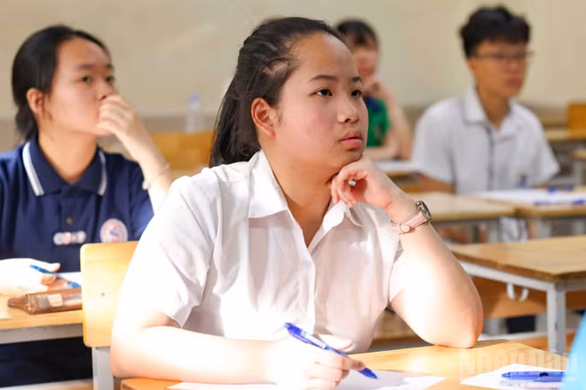 Thí sinh tham dự kỳ thi tuyển sinh vào lớp 10 năm học 2026-2027 của Trường THCS và THPT Nguyễn Tất Thành. (Ảnh: ĐẠI THẮNG)
