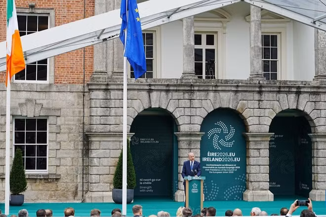 Thủ tướng Ireland Micheal Martin phát biểu tại lễ khai mạc nhiệm kỳ Chủ tịch Hội đồng Liên minh châu Âu (EU) của Ireland tại Dublin, Ireland, ngày 1/7/2026. (Ảnh: Xinhua/Zhao Jiasong)