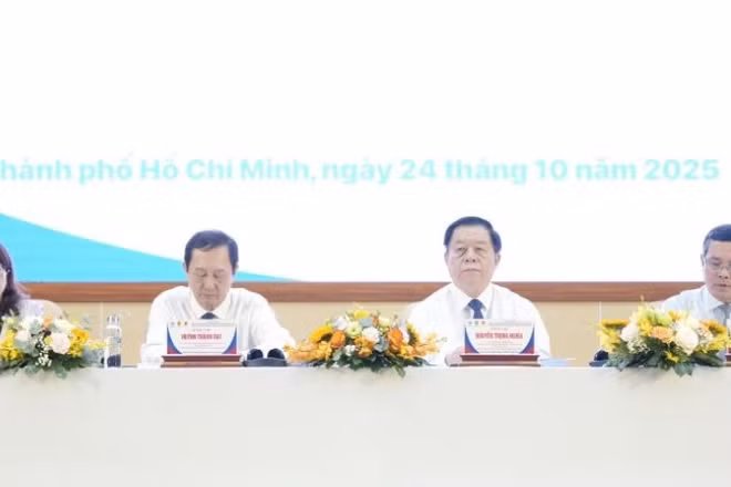 Các đồng chí chủ trì Hội thảo “Hiện đại hóa, nâng tầm giáo dục đại học Việt Nam, tạo đột phá phát triển nhân lực trình độ cao và nhân tài, dẫn dắt nghiên cứu, đổi mới sáng tạo”.