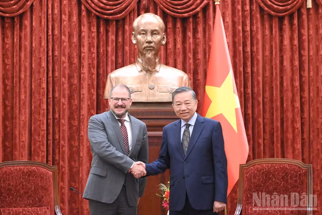 Tổng Bí thư, Chủ tịch nước Tô Lâm và ông Cristiano Amon, Chủ tịch kiêm Tổng Giám đốc Điều hành Tập đoàn Qualcomm (Hoa Kỳ). (Ảnh: ĐĂNG KHOA) 