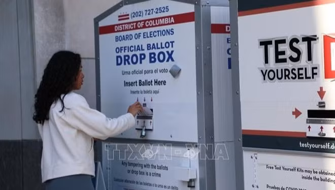 Cử tri bỏ phiếu qua hòm thư của USPS tại điểm bầu cử Thư viện Cleveland Park ở phía tây bắc thủ đô Washington D.C. (Ảnh: Đoàn Hùng/PV TTXVN tại Mỹ)