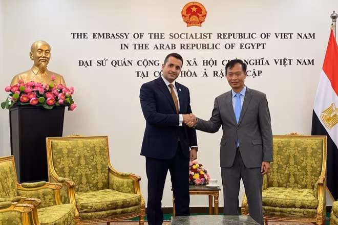 Quốc Vụ khanh Phủ Tổng thống Ai Cập Mohamed El Behary (trái) đến chúc mừng Đại sứ quán Việt Nam nhân dịp kỷ niệm 81 năm Quốc khánh nước Cộng hòa xã hội chủ nghĩa Việt Nam. (Ảnh: TTXVN)
