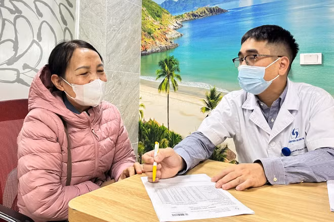 Bác sĩ tư vấn cho người bệnh.
