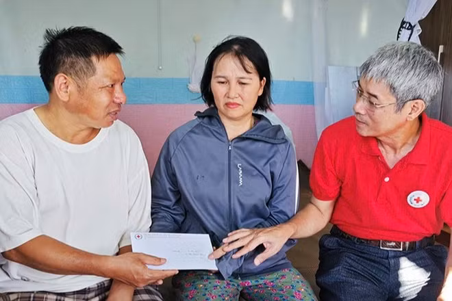 Đại diện Hội chữ thập tỉnh Thanh Hóa trao khoản hỗ trợ của Trung ương hội Chữ thập đỏ cho người bị thương do bão số 10 ở Thanh Hóa.