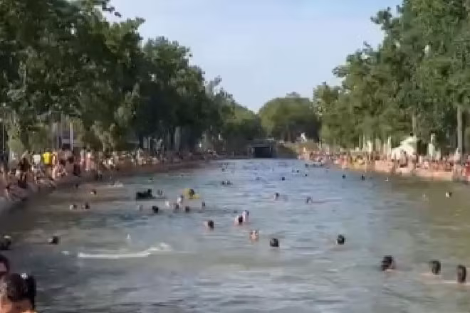 Người Paris đổ xô đi tắm kênh giải nhiệt giữa nắng nóng lịch sử.