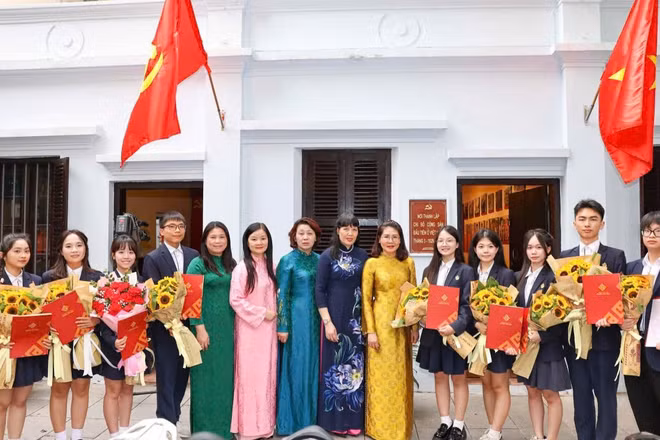Học sinh được kết nạp Đảng tại "Địa chỉ đỏ". (Ảnh: ĐẠI THẮNG)