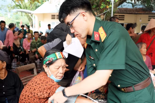 Học viện Quân y tư vấn, khám và cấp thuốc miễn phí cho cựu chiến binh, gia đình chính sách và người dân xã Linh Hồ, tỉnh Tuyên Quang.